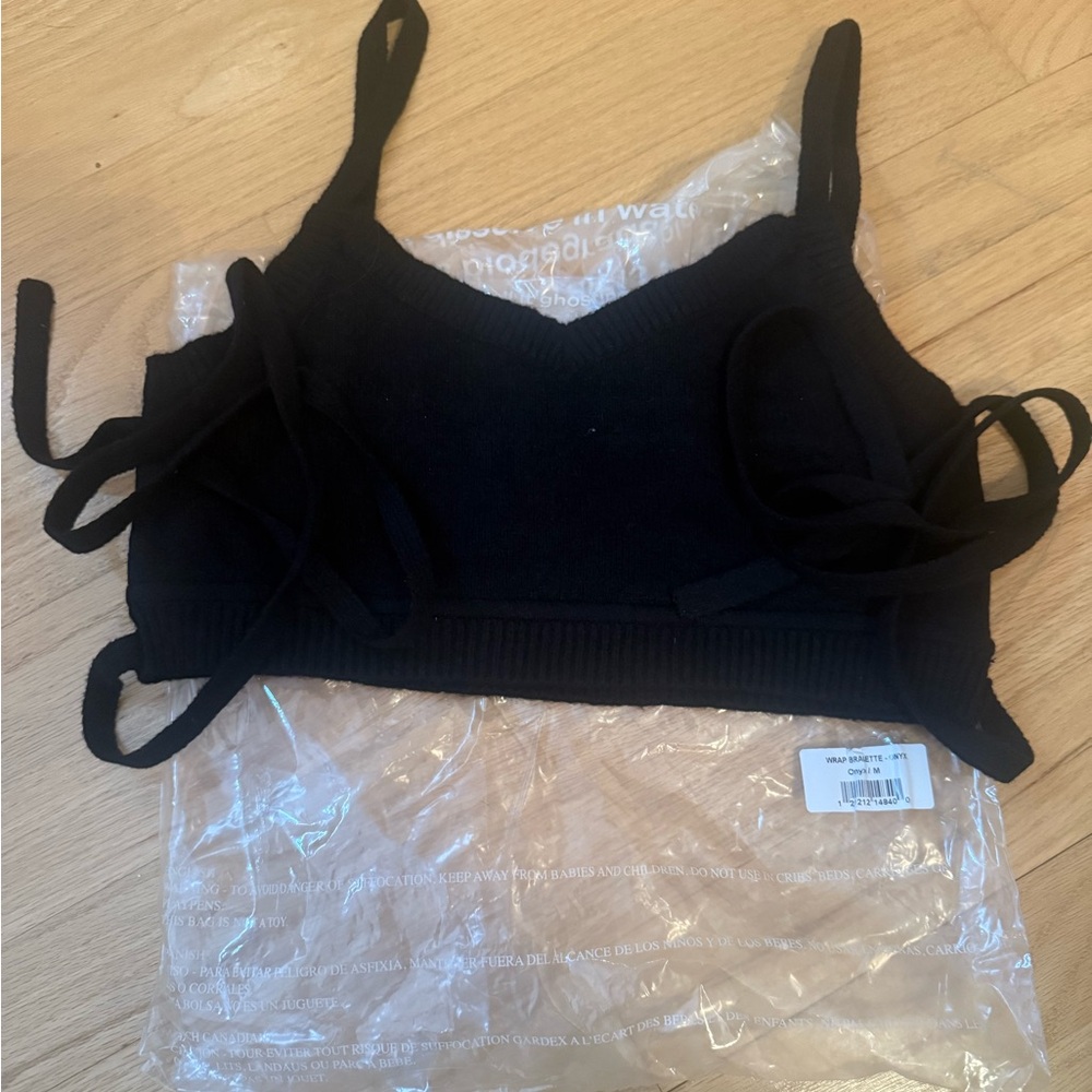 Set active onyx wrap bralette
Sweater material 
Size medium 
Brand new